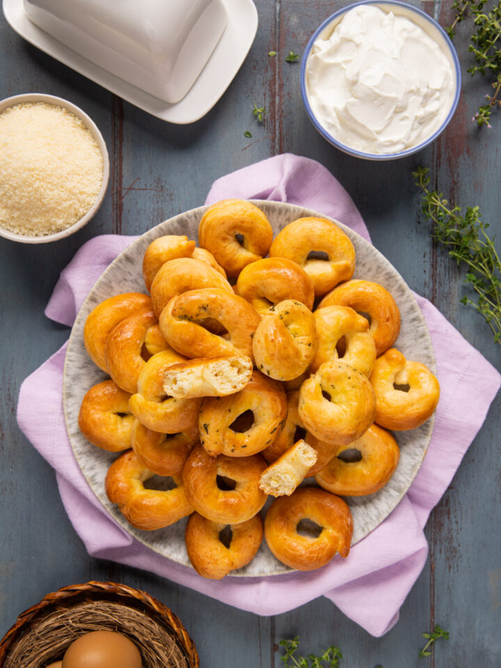 piatto da portata con ciambellone allo yogurt greco