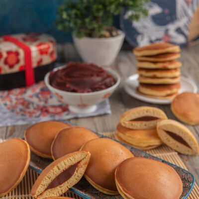 dorayaki su piatto da portata, interi e a metà