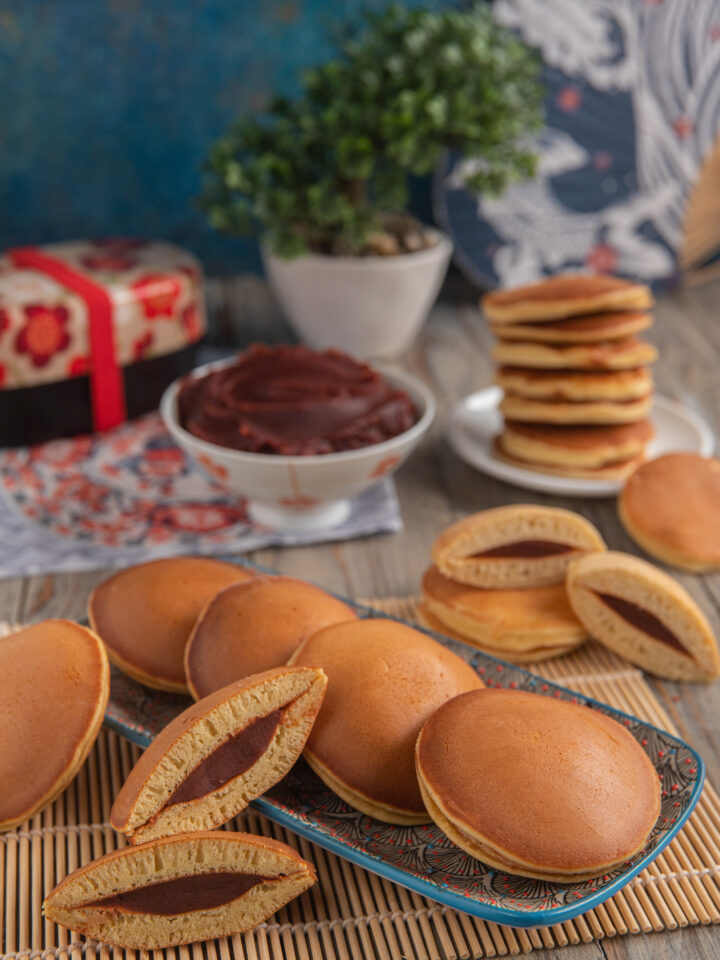 dorayaki su piatto da portata, interi e a metà