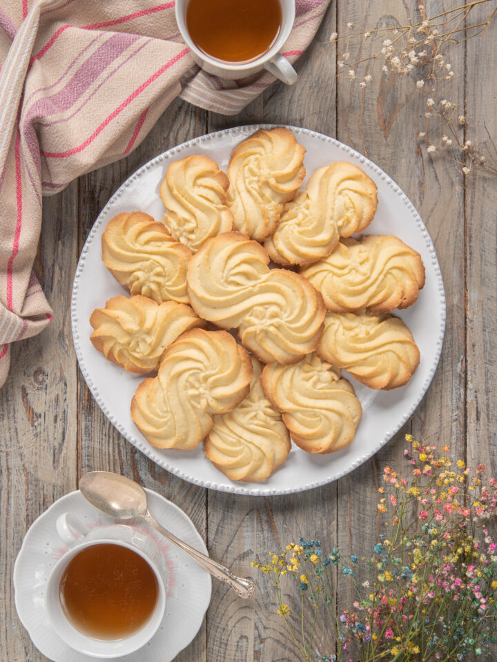 piatto da portata con biscotti esse e tè caldo