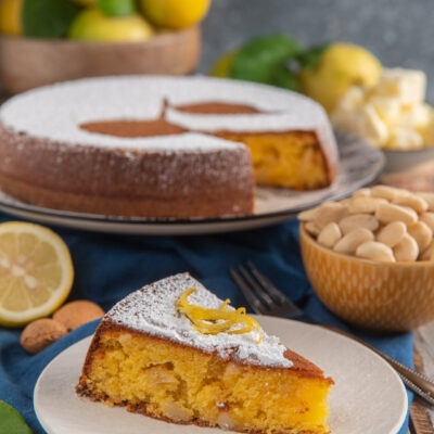 fetta di torta caprese al limone con limoni e mandorle