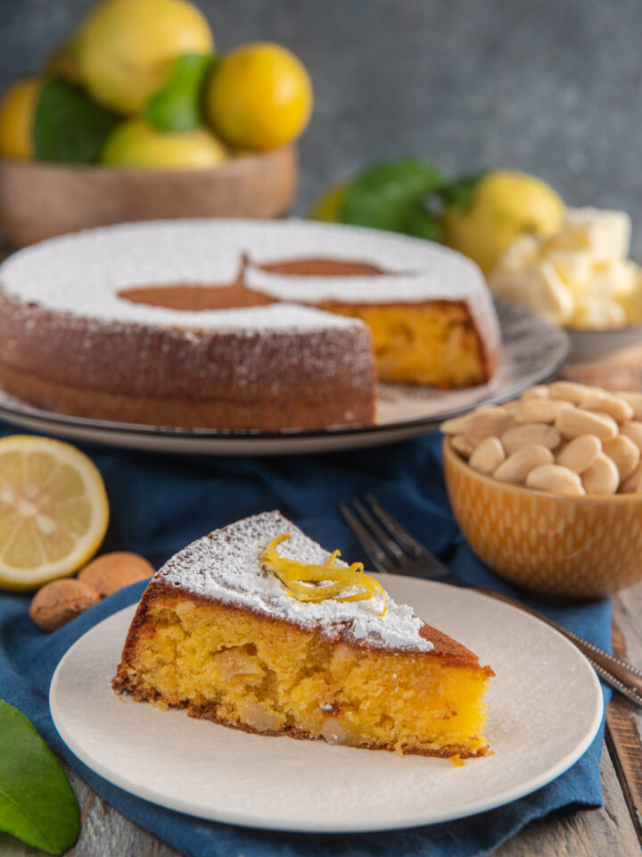 fetta di torta caprese al limone con limoni e mandorle