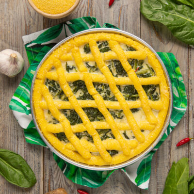 Una torta salata che reinterpreta la polenta dandole la forma di una crostata, farcita con erbette e taleggio