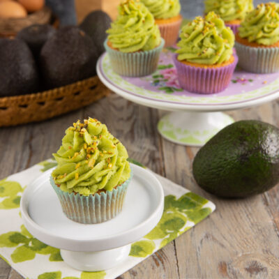 cupcake all'avocado con frosting all'avocado su alzatina