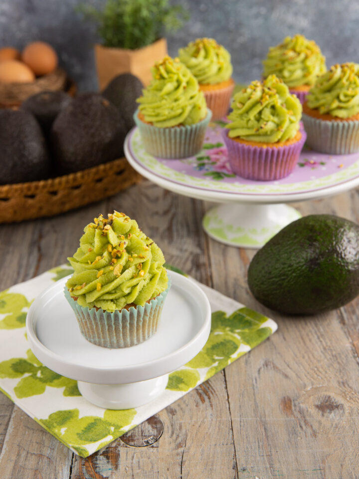 cupcake all'avocado con frosting all'avocado su alzatina