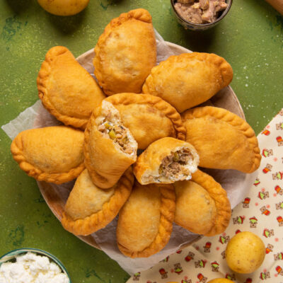 piatto con mini panzerotti al tonno e patate