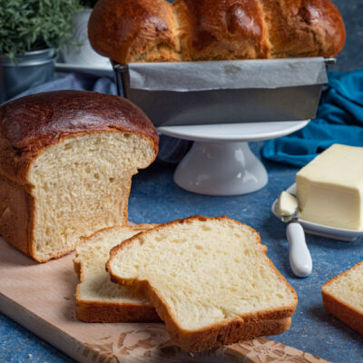 tagliere di legno con pan brioche