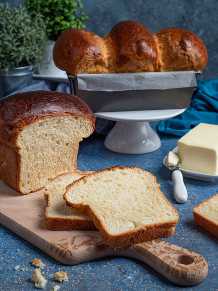 tagliere di legno con pan brioche