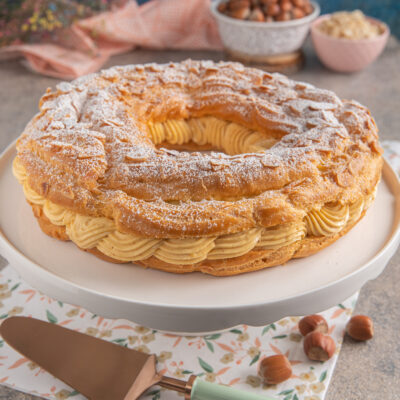 piatto da portata con Paris Brest e nocciole