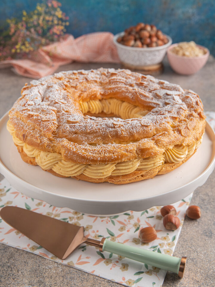 piatto da portata con Paris Brest e nocciole