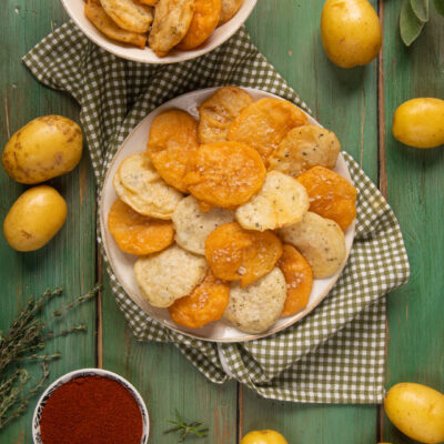 Un contorno alternativo alle semplici patate fritte o al forno, simili alle chips ma rese ancora più gustose dalla presenza di una pastella con due aromatizzazioni diverse