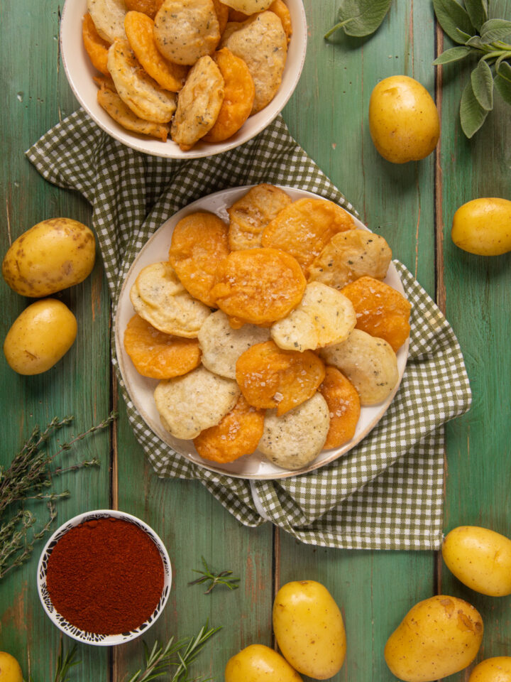 Un contorno alternativo alle semplici patate fritte o al forno, simili alle chips ma rese ancora più gustose dalla presenza di una pastella con due aromatizzazioni diverse