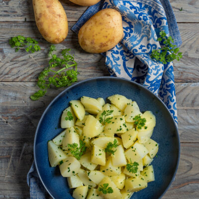 piatto con patate lesse e prezzemolo