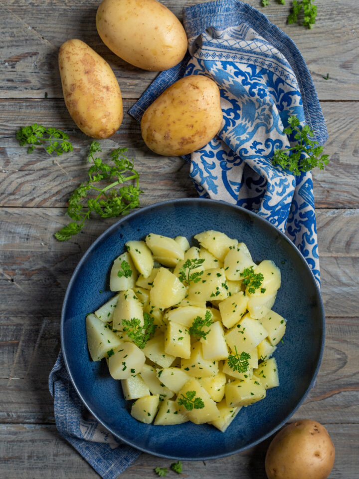 piatto con patate lesse e prezzemolo