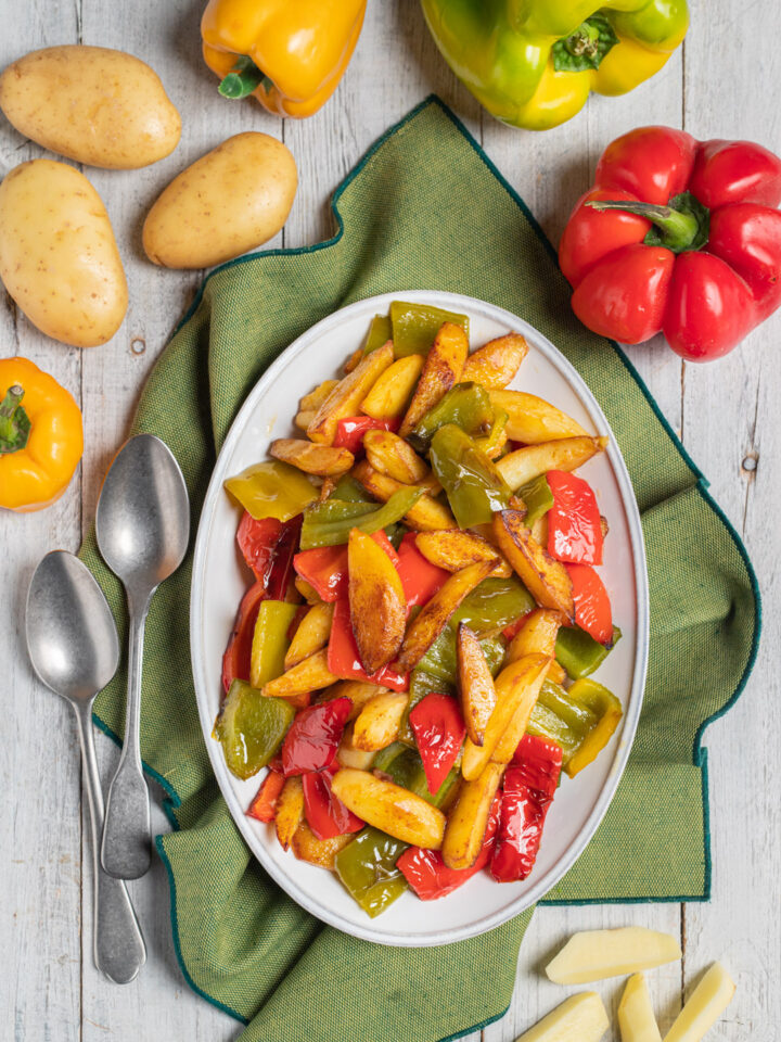 piatto da portata con peperoni e patate