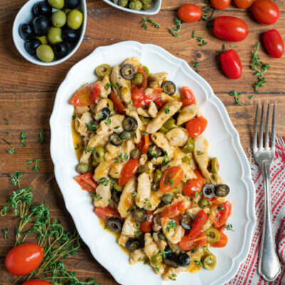 piatto con straccetti di pollo, pomodorini, capperi e olive