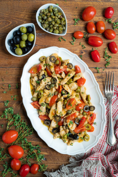 piatto con straccetti di pollo, pomodorini, capperi e olive