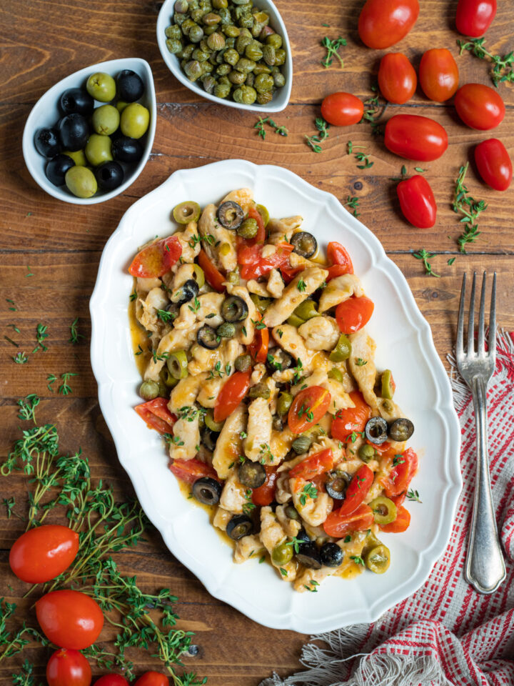 piatto con straccetti di pollo, pomodorini, capperi e olive