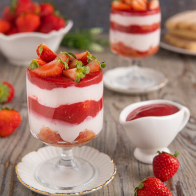 bicchiere monoporzione con tiramisù allo yogurt e fragole