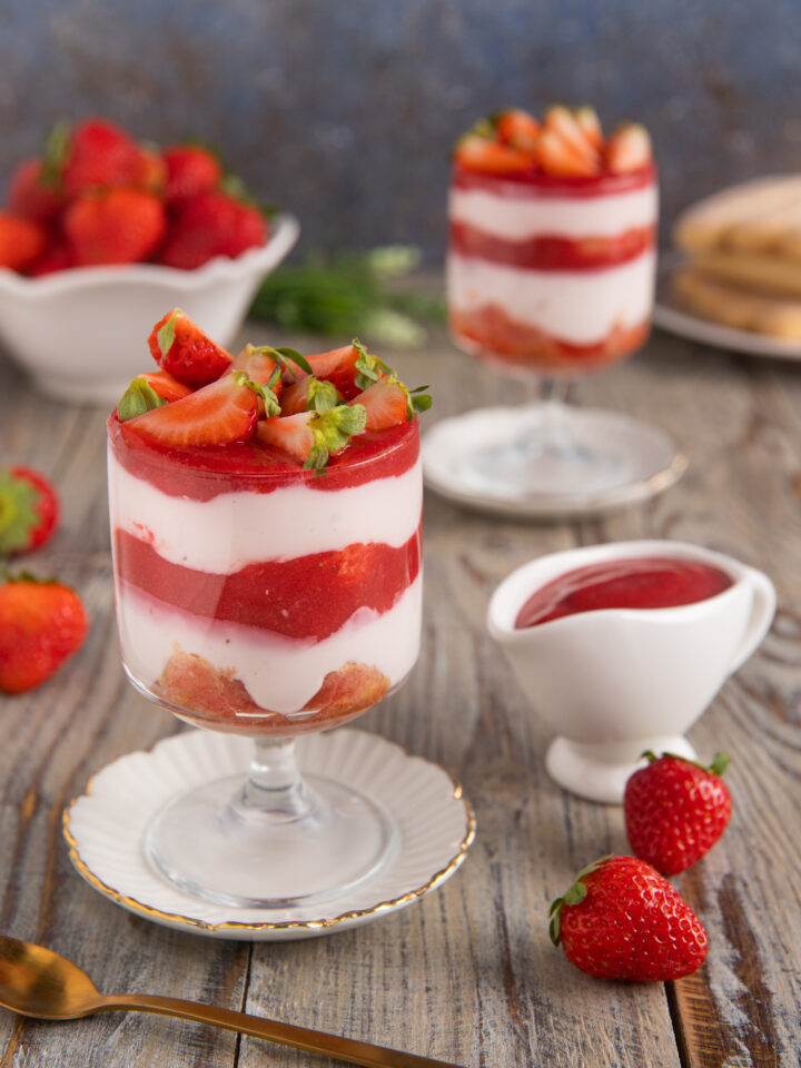 bicchiere monoporzione con tiramisù allo yogurt e fragole