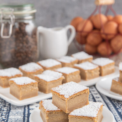 piattino da portata con torta magica al caffè