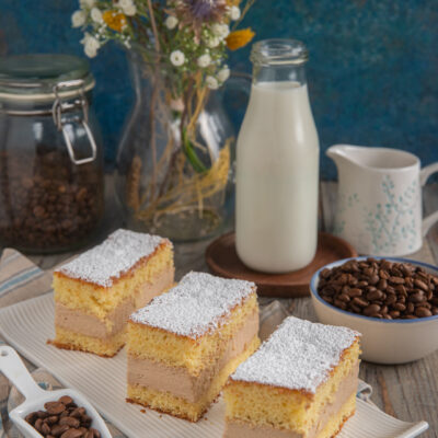 piatto con tortine di pan di spagna ripiene di crema al caffè