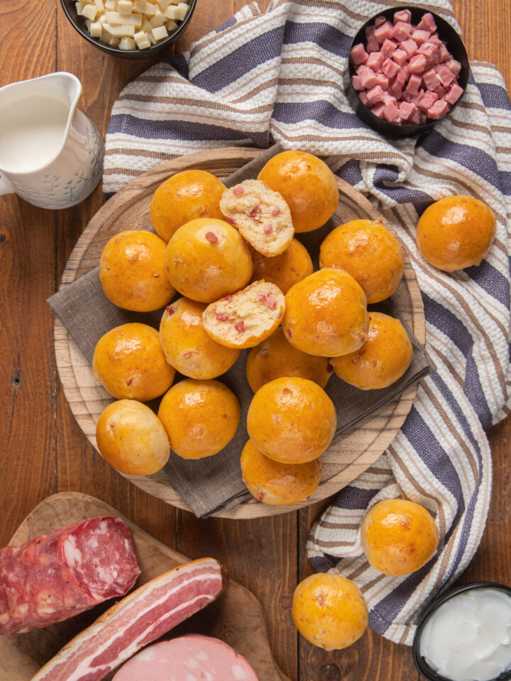 Piccoli panini tipici della cucina campana, dall'impasto arricchito con salumi e formaggi