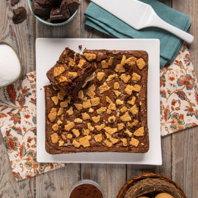 Dolcetti particolari che nascono sotto forma di torta e uniscono in sè la particolare consistenza dei celebri brownies al cioccolato americani e la croccantezza dei biscotti secchi