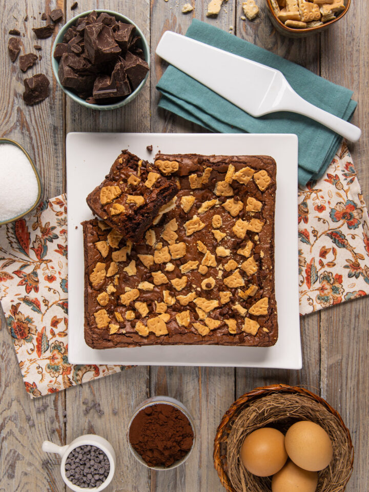 Dolcetti particolari che nascono sotto forma di torta e uniscono in sè la particolare consistenza dei celebri brownies al cioccolato americani e la croccantezza dei biscotti secchi