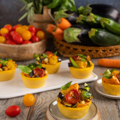 I cestini di polenta con verdure sono un modo originale per presentare la polenta sottoforma di antipasto adatto anche ai vegetariani