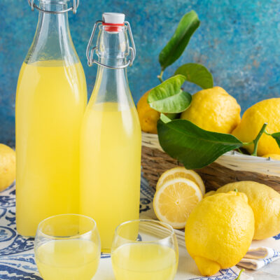 bottiglie e bicchierini con limoncello