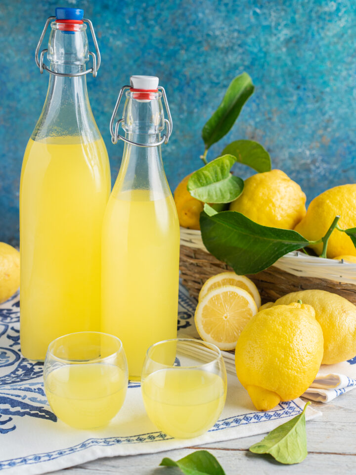 bottiglie e bicchierini con limoncello