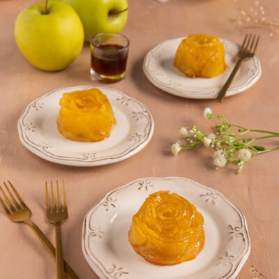 Le mini tarte tatin sono una rivisitazione in chiave monoporzione del celebre dolce rovesciato francese a base di mele e pasta brisée