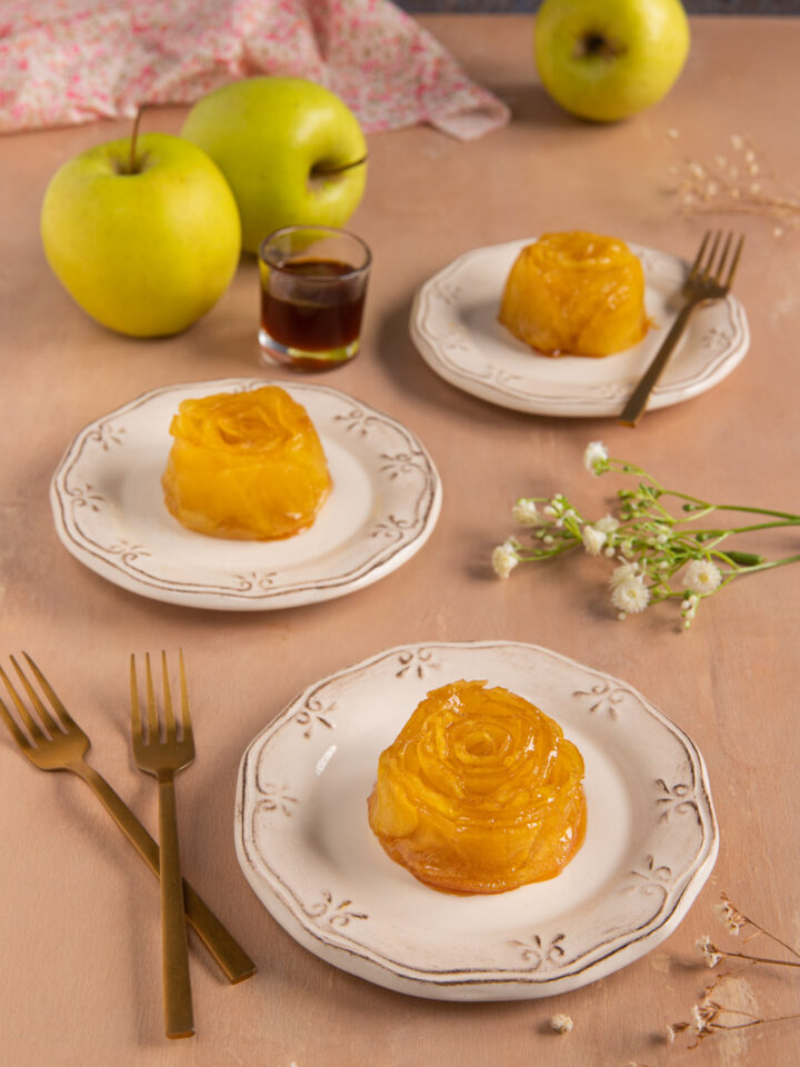 Le mini tarte tatin sono una rivisitazione in chiave monoporzione del celebre dolce rovesciato francese a base di mele e pasta brisée