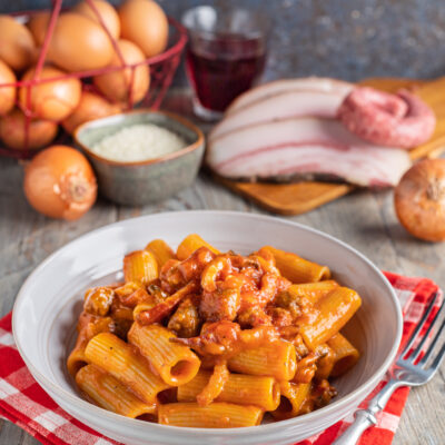 piatto di pasta con pasta alla zozzona, guanciale e uova