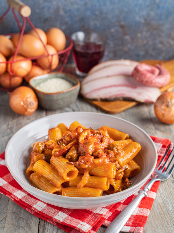 piatto di pasta con pasta alla zozzona, guanciale e uova