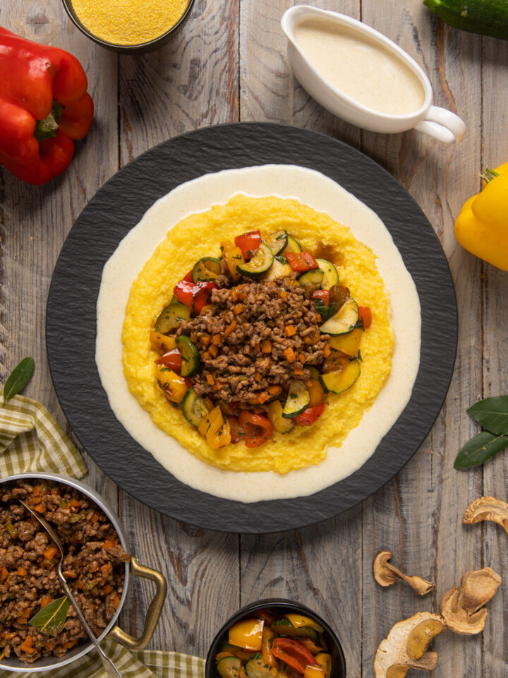 Un piatto unico a base di polenta, con ragù bianco e crema di parmigiano