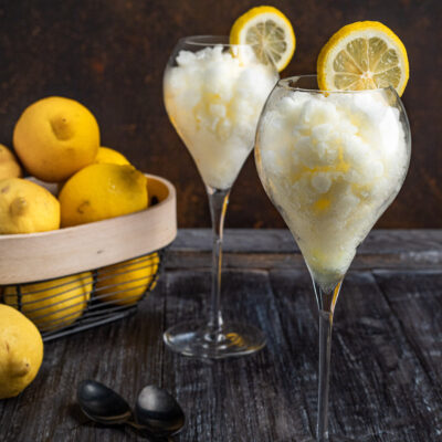 bicchieri con sorbetto al limone