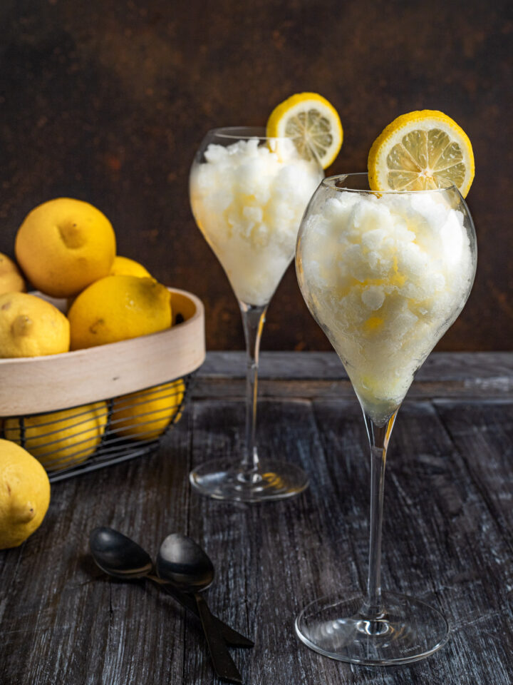 bicchieri con sorbetto al limone