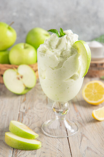 bicchiere con sorbetto, mele e limoni