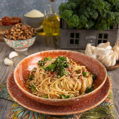 Un primo piatto di pasta fresca senza uova, in formato spaghetti, che incontra il pesto di noci, i broccoletti e i pomodori secchi