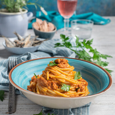 piatto da portata con spaghetti alla fanese