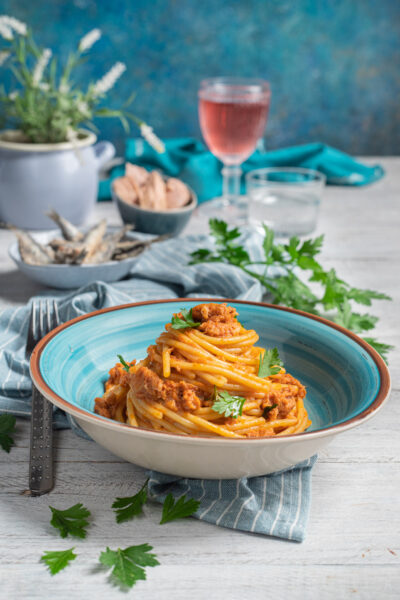 piatto da portata con spaghetti alla fanese