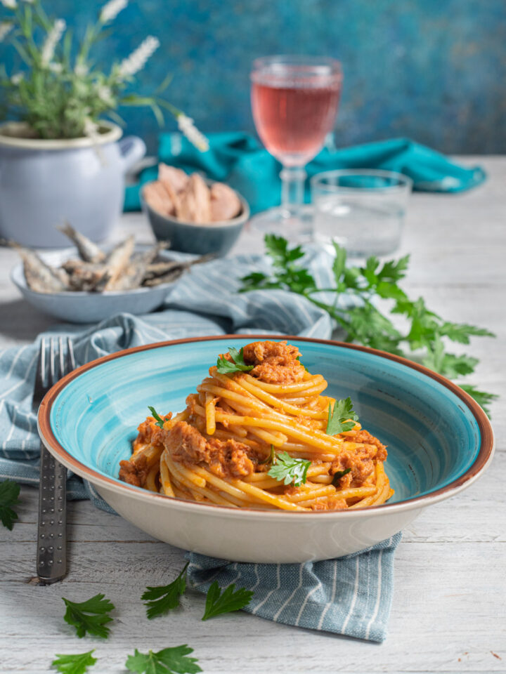 piatto da portata con spaghetti alla fanese