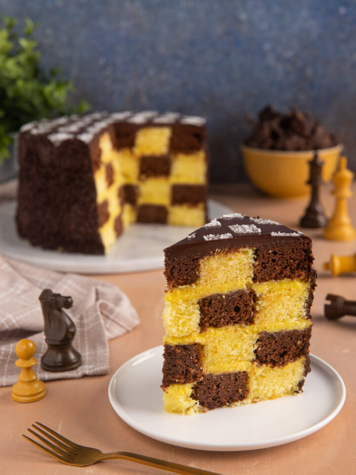 Un dolce a strati scenografico, con un interno bianco e nero, farcito di crema all'arancia e coperto da una golosa copertura di cioccolato fondente