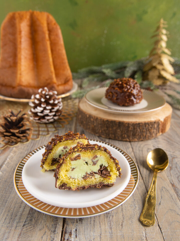 Un dolce originale, ideale per la tavola di Natale e Capodannno, in cui il pandoro incontra il gelato, con un guscio di golosa glassa al cioccolato