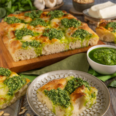 Un lievitato che unisce due preparazioni tipiche della cucina ligure: la focaccia e il pesto. Ideale per un aperitivo goloso o per una merenda sostanziosa