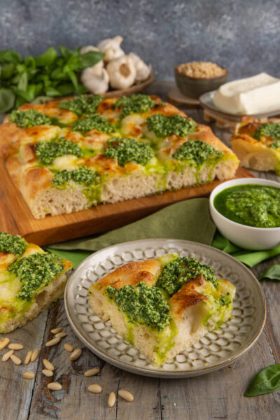 Un lievitato che unisce due preparazioni tipiche della cucina ligure: la focaccia e il pesto. Ideale per un aperitivo goloso o per una merenda sostanziosa