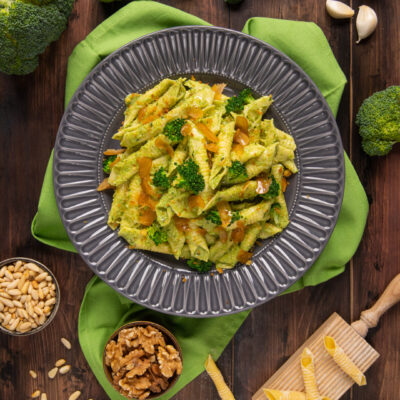 Un formato dii pasta fresca dalla forma caratteristica, tipico dell'Emilia Romagna, condito con pesto di broccoli, mollica di pane croccante e bottarga