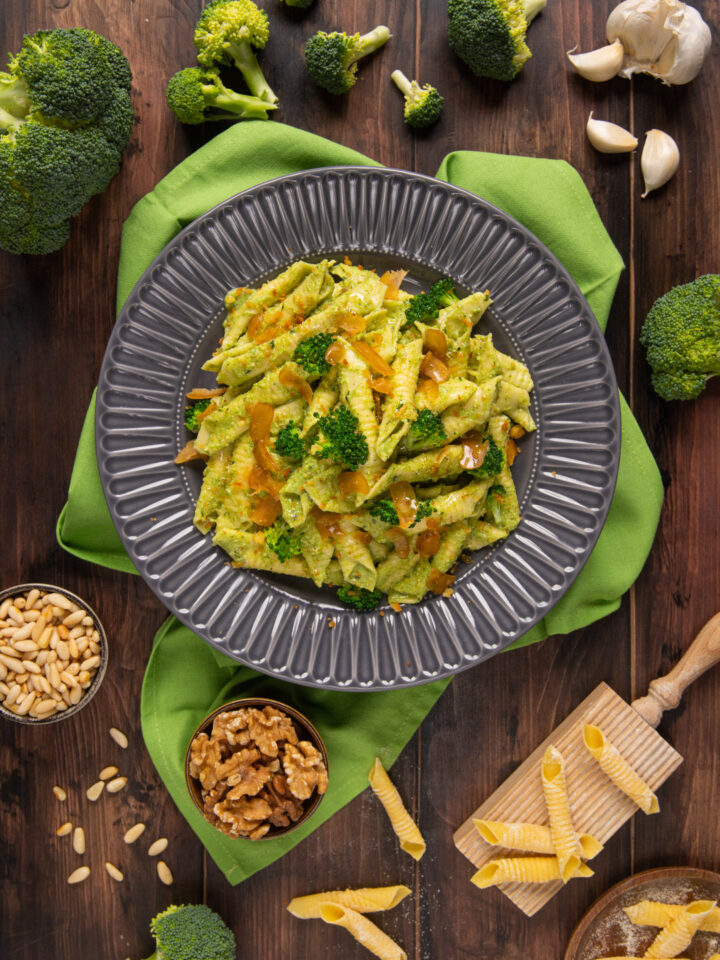 Un formato dii pasta fresca dalla forma caratteristica, tipico dell'Emilia Romagna, condito con pesto di broccoli, mollica di pane croccante e bottarga